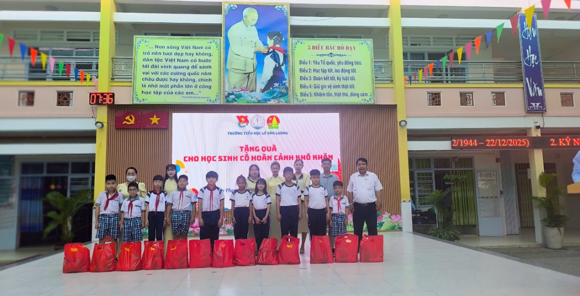 Hình ảnh: Viện Kinh Tế và Pháp Luật Quốc Tế trao 78 suất quà cho học sinh khó khăn số 1