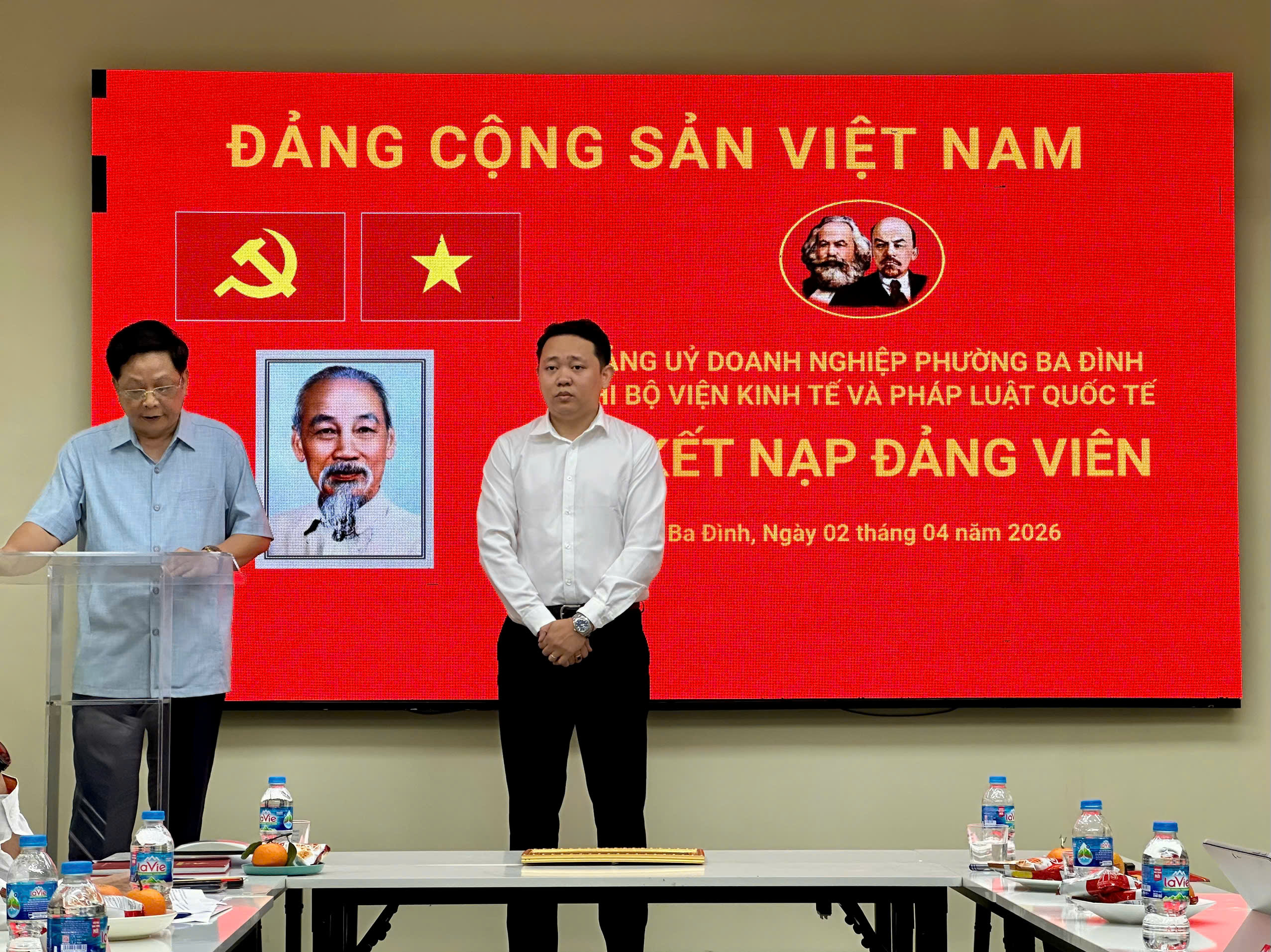 Chi bộ Viện Kinh tế và Pháp luật Quốc tế tổ chức Lễ kết nạp đảng viên mới - ảnh 4 Hình ảnh: Chi bộ Viện Kinh tế và Pháp luật Quốc tế tổ chức Lễ kết nạp đảng viên mới số 4