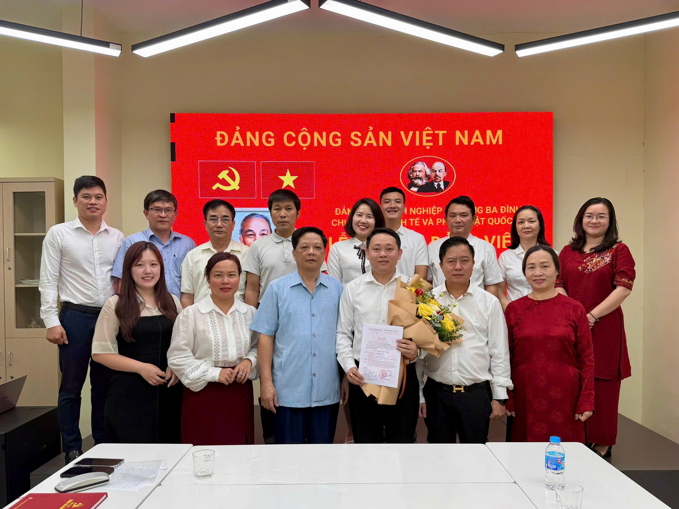 Chi bộ Viện Kinh tế và Pháp luật Quốc tế tổ chức Lễ kết nạp đảng viên mới - ảnh 9 Hình ảnh: Chi bộ Viện Kinh tế và Pháp luật Quốc tế tổ chức Lễ kết nạp đảng viên mới số 9