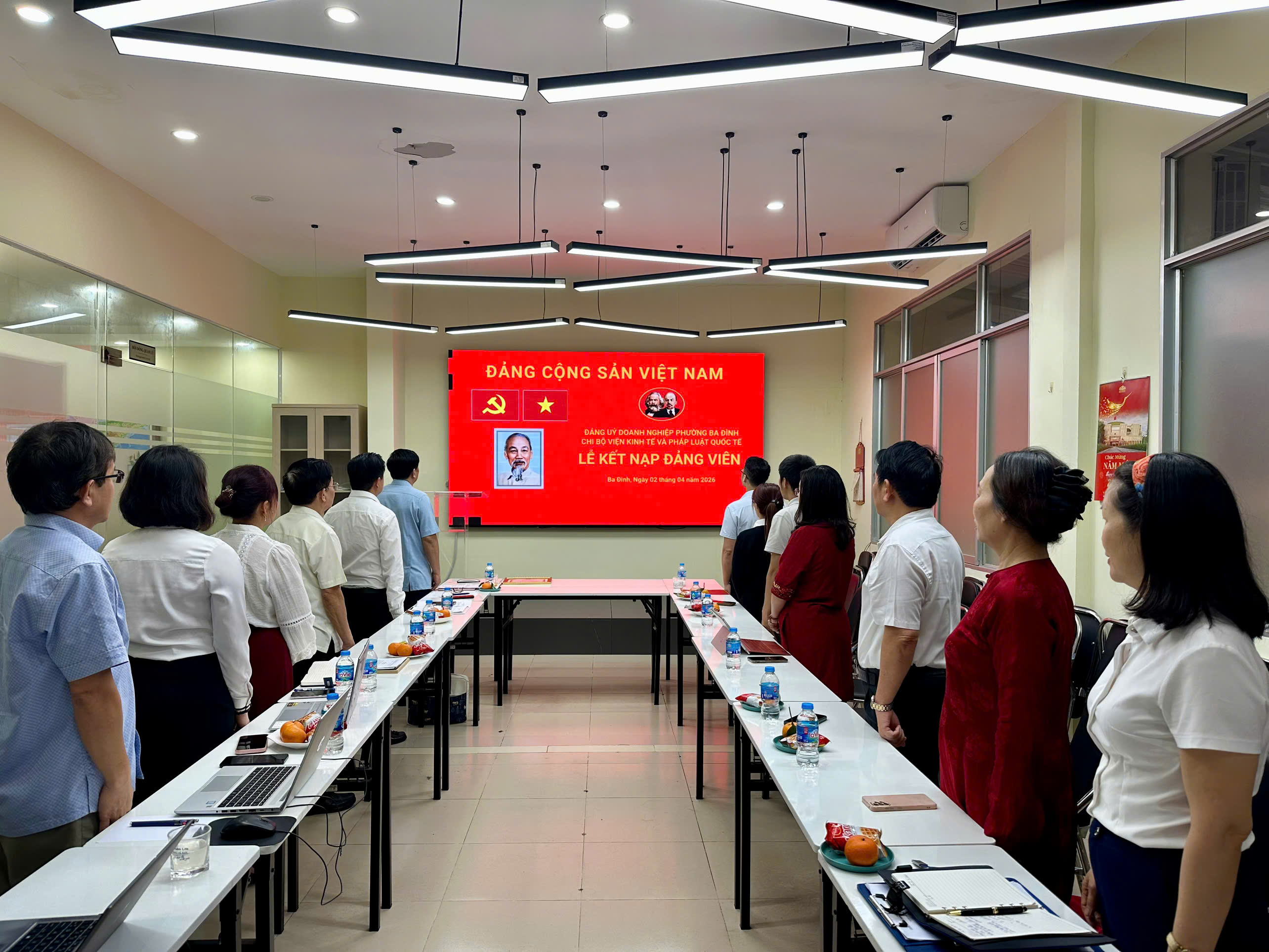 Chi bộ Viện Kinh tế và Pháp luật Quốc tế tổ chức Lễ kết nạp đảng viên mới - ảnh 5 Hình ảnh: Chi bộ Viện Kinh tế và Pháp luật Quốc tế tổ chức Lễ kết nạp đảng viên mới số 5