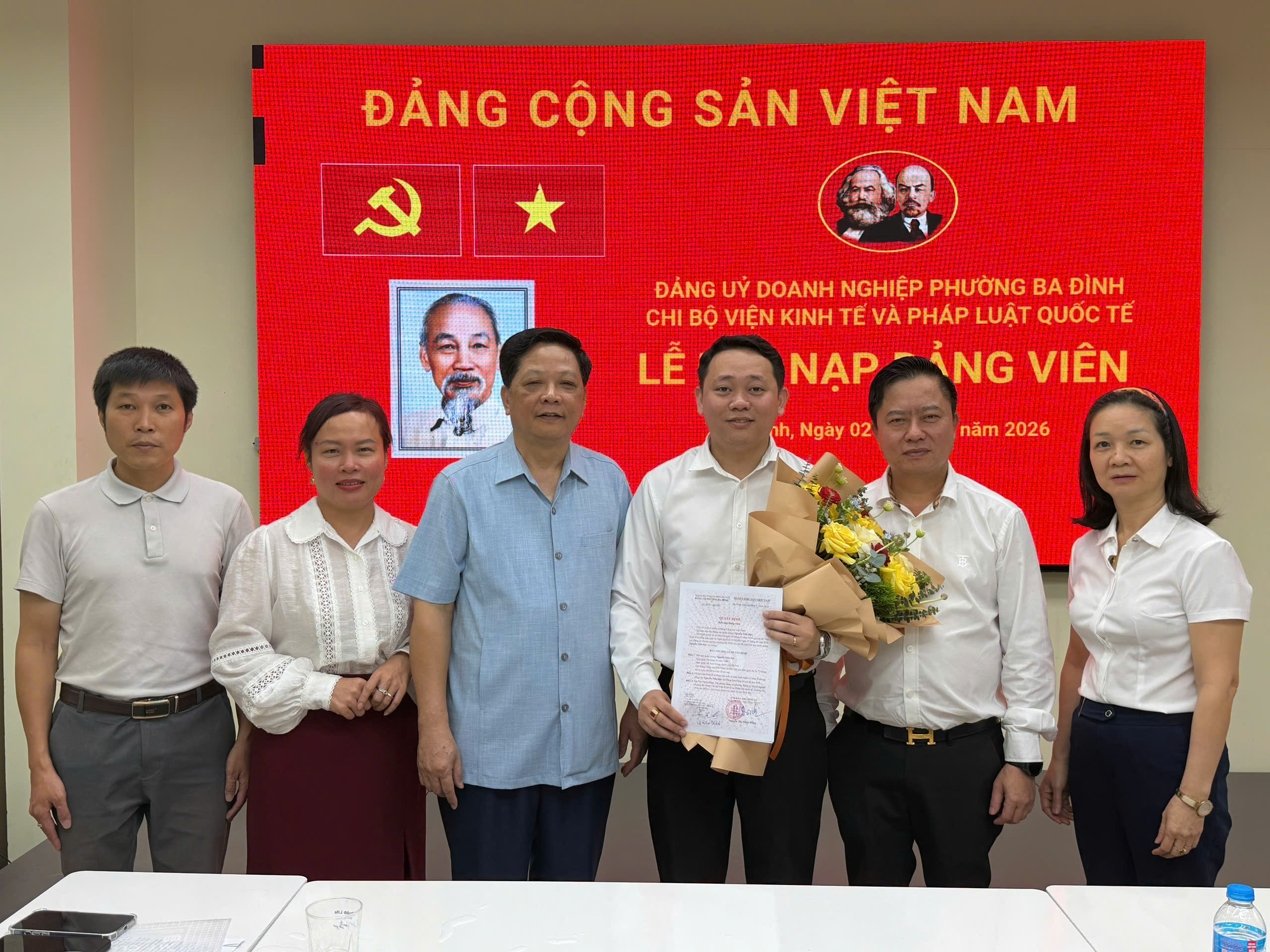 Chi bộ Viện Kinh tế và Pháp luật Quốc tế tổ chức Lễ kết nạp đảng viên mới - ảnh 8 Hình ảnh: Chi bộ Viện Kinh tế và Pháp luật Quốc tế tổ chức Lễ kết nạp đảng viên mới số 8