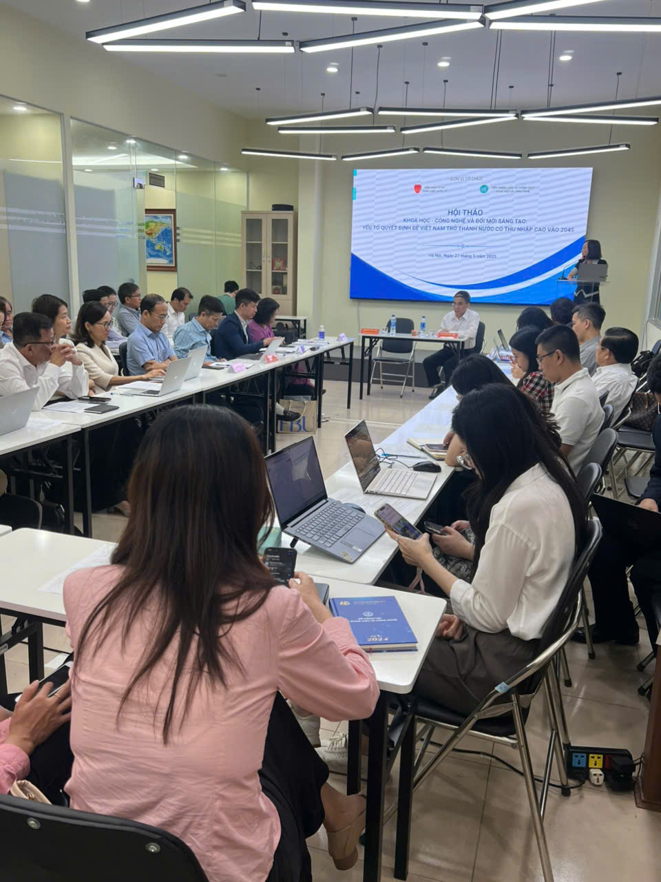 Hình ảnh: Hội thảo: KHOA HỌC CÔNG NGHỆ VÀ ĐỔI MỚI SÁNG TẠO: YẾU TỐ QUYẾT ĐỊNH ĐỂ VIỆT NAM TRỞ THÀNH NƯỚC CÓ THU NHẬP CAO VÀO NĂM 2045 số 3