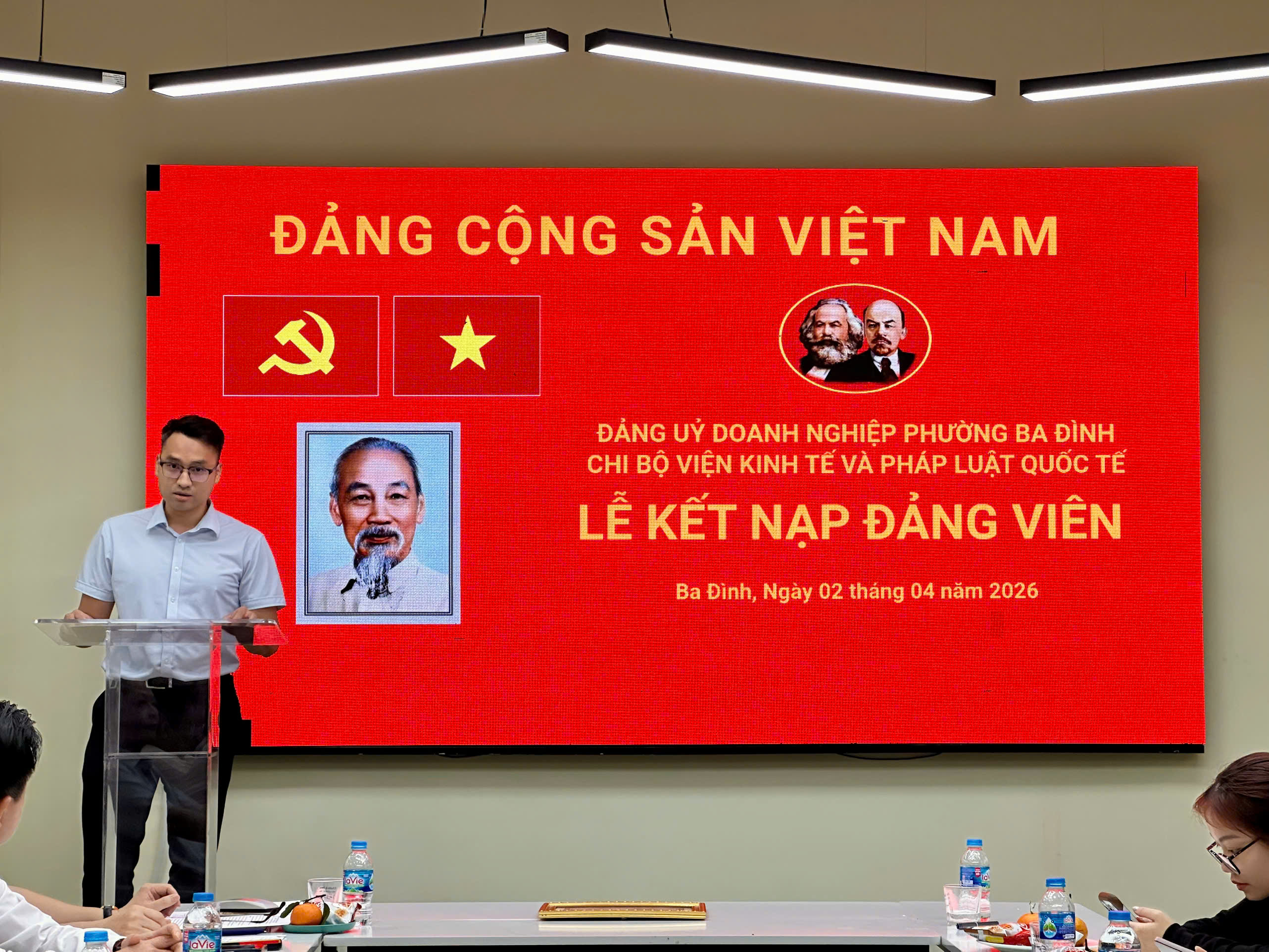 Chi bộ Viện Kinh tế và Pháp luật Quốc tế tổ chức Lễ kết nạp đảng viên mới - ảnh 1 Hình ảnh: Chi bộ Viện Kinh tế và Pháp luật Quốc tế tổ chức Lễ kết nạp đảng viên mới số 1