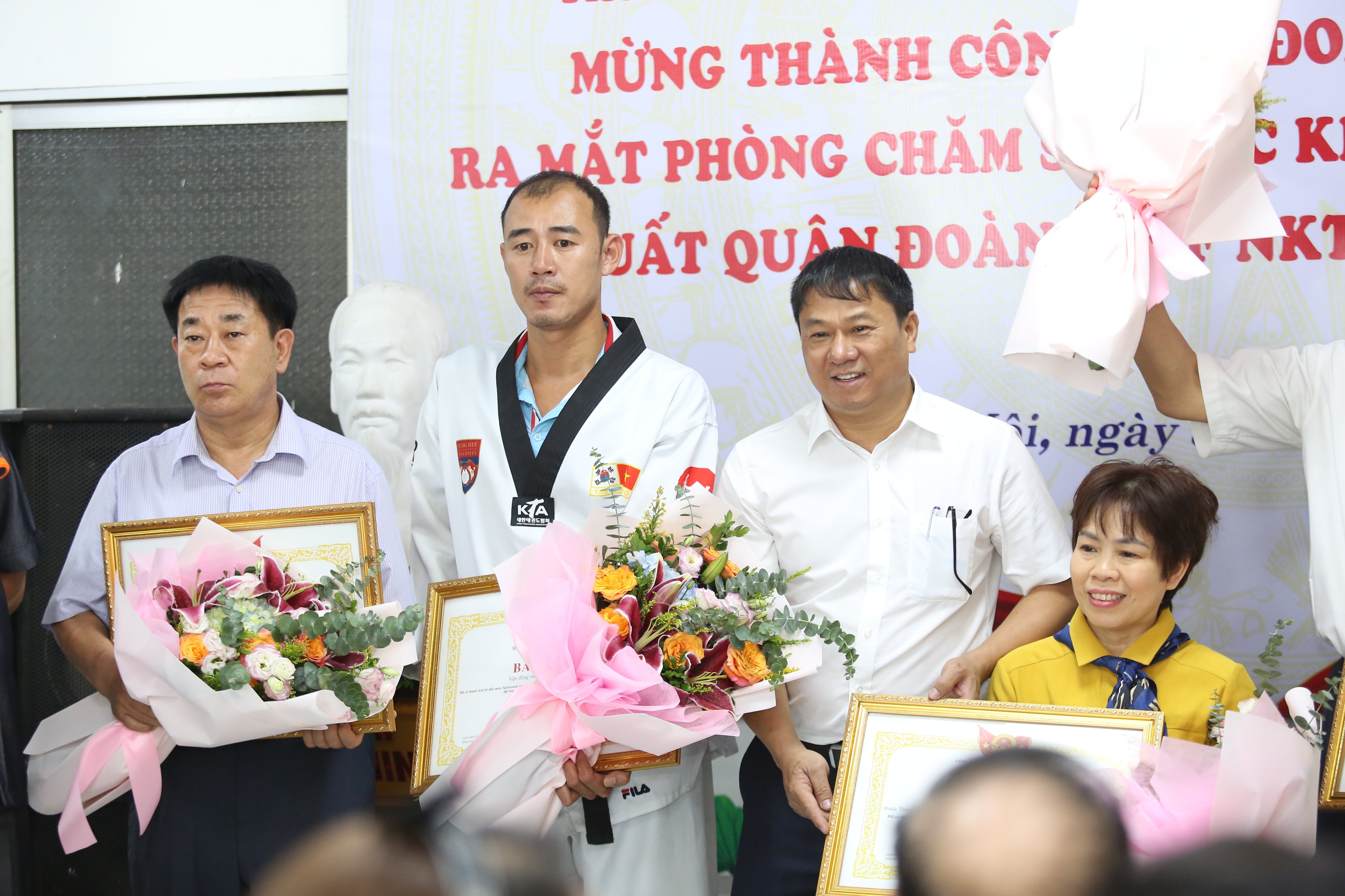 Hình ảnh: Sôi nổi ngày khai giảng, mừng công Taekwondo và ra mắt phòng chăm sóc sức khỏe phục hồi chức năng số 9